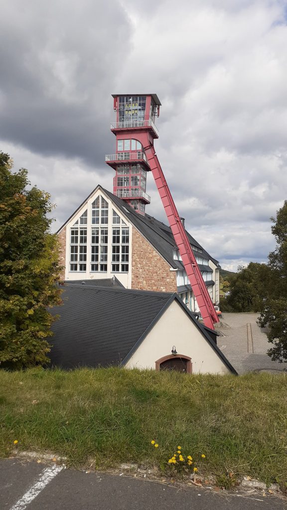 Dieses Bild hat ein leeres Alt-Attribut. Der Dateiname ist 4-Schacht-Altenberg-576x1024.jpg
